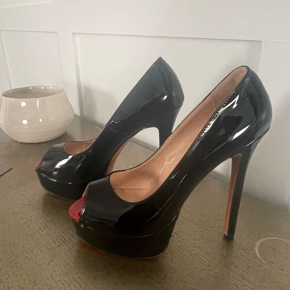 Never worn paten pumps